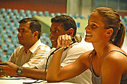 Diante de público animado, seleção feminina de vôlei faz primeiro treino no  Geraldão - Esportes DP