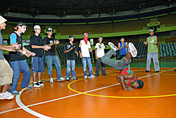 Diante de público animado, seleção feminina de vôlei faz primeiro treino no  Geraldão - Esportes DP